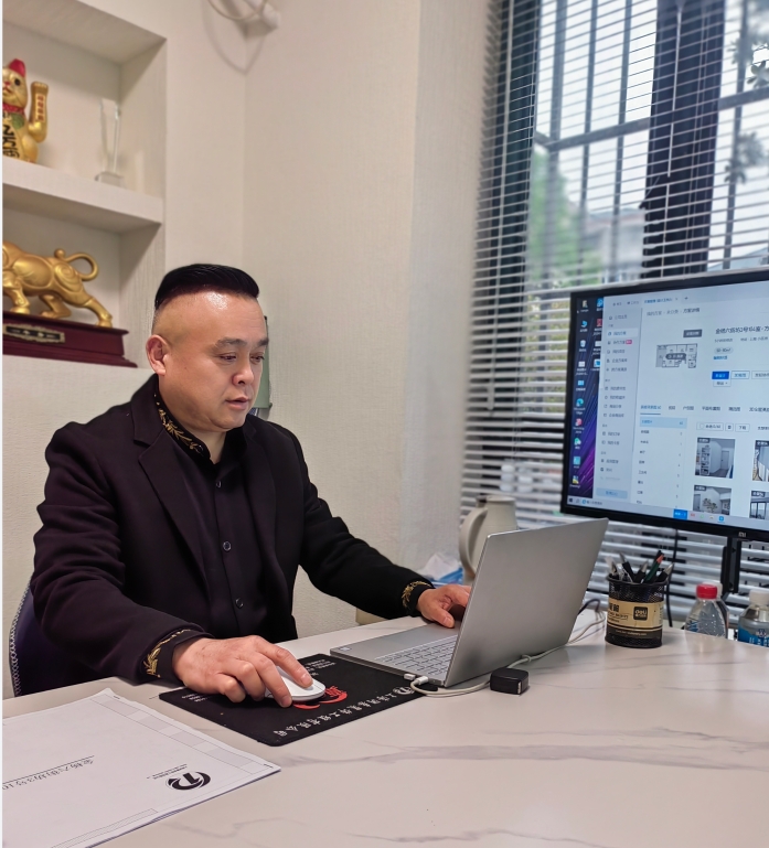 首席设计师    聂军